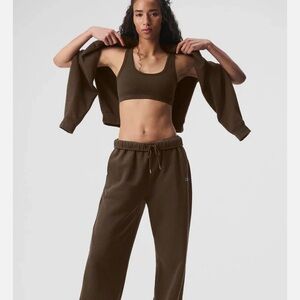 Alo Yoga Accolade Straight Leg Sweatpant in Espresso, Size Medium